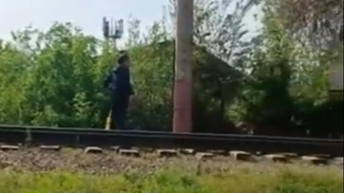 Мужчина с самокатом стоит у ж/д путей Мужчина с самокатом стоит у ж/д путей