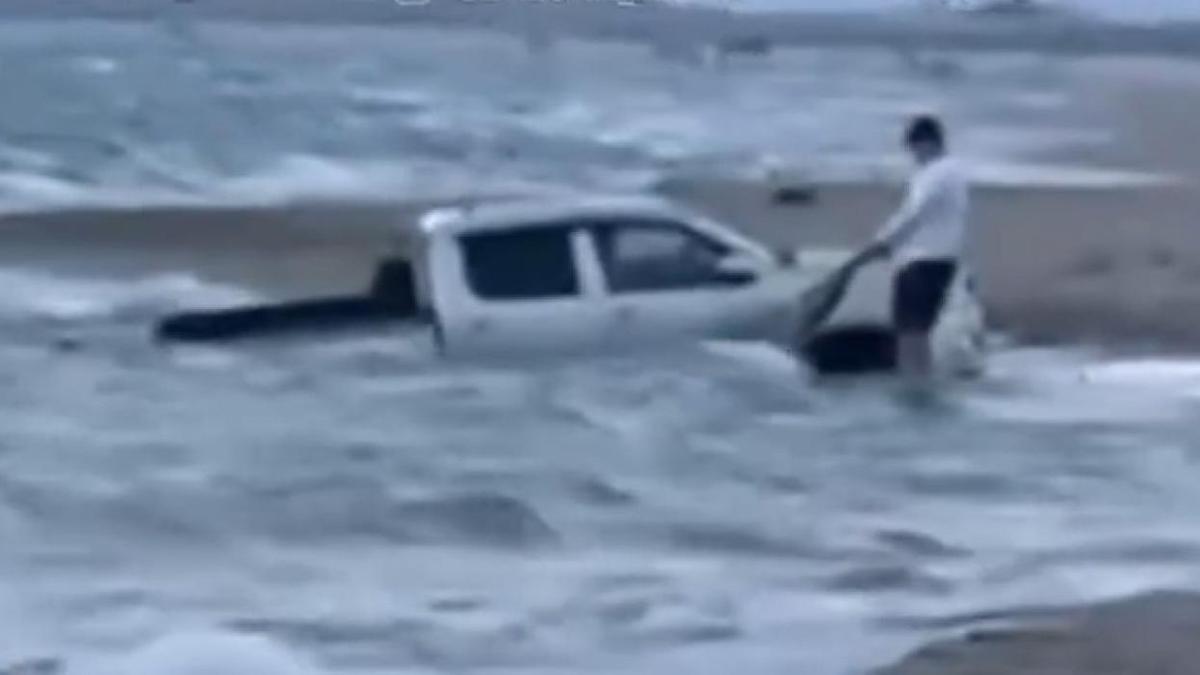 Пикап завяз в песке и частично погрузился под воду в Актау Пикап завяз в песке и частично погрузился под воду в Актау