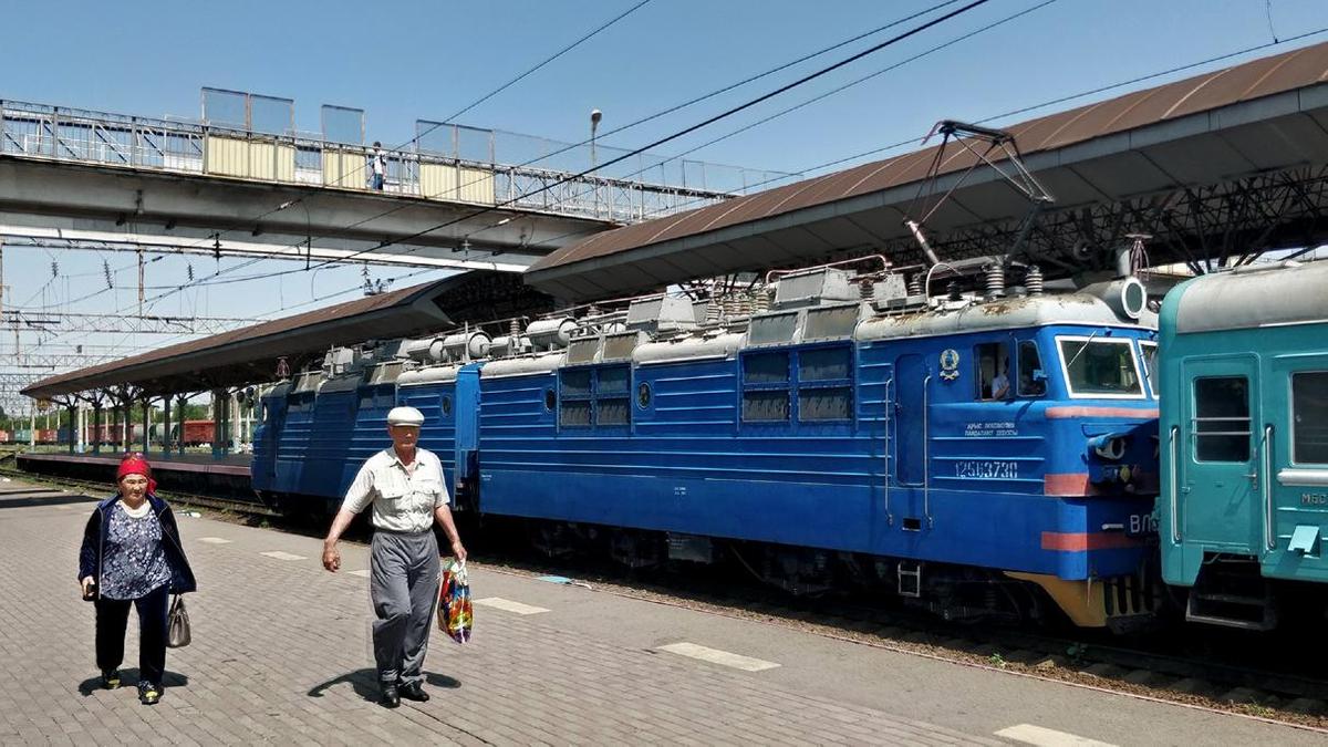 Железнодорожный пересадка. ЖД вокзал Казахстан. КТЖ поезд. Вагоны КТЖ. Хромтау ЖД вокзал.