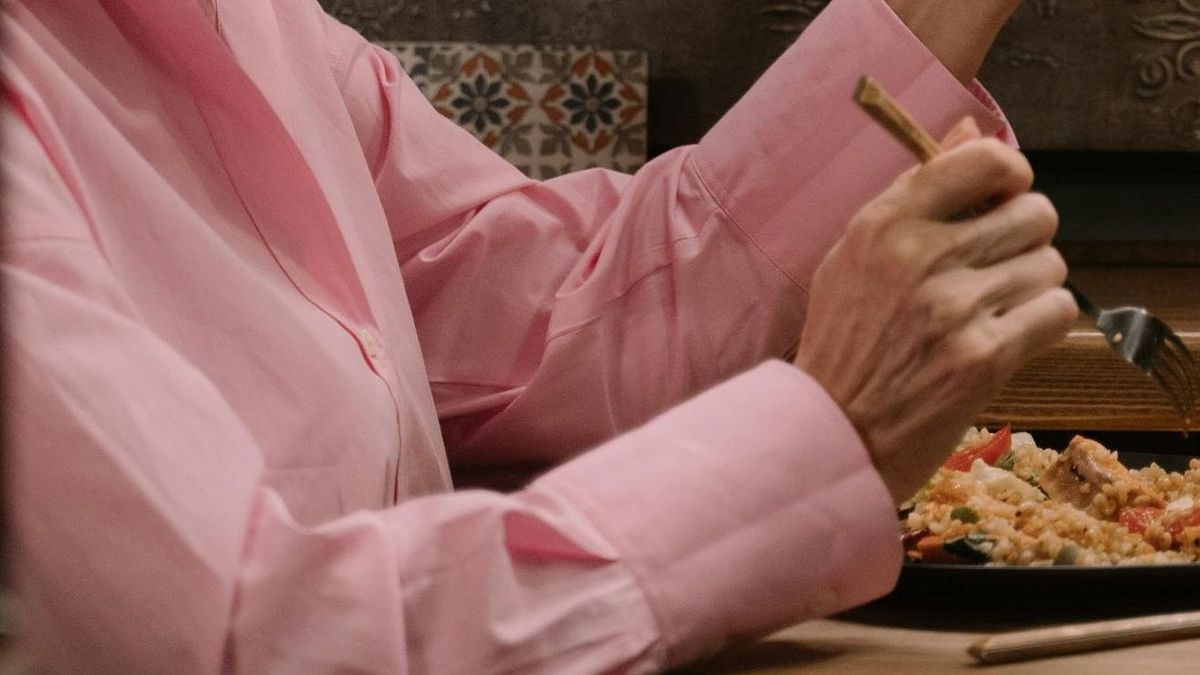 Женщина обедает