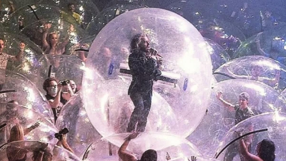 Солист The Flaming Lips Уэйн Койн в пузыре