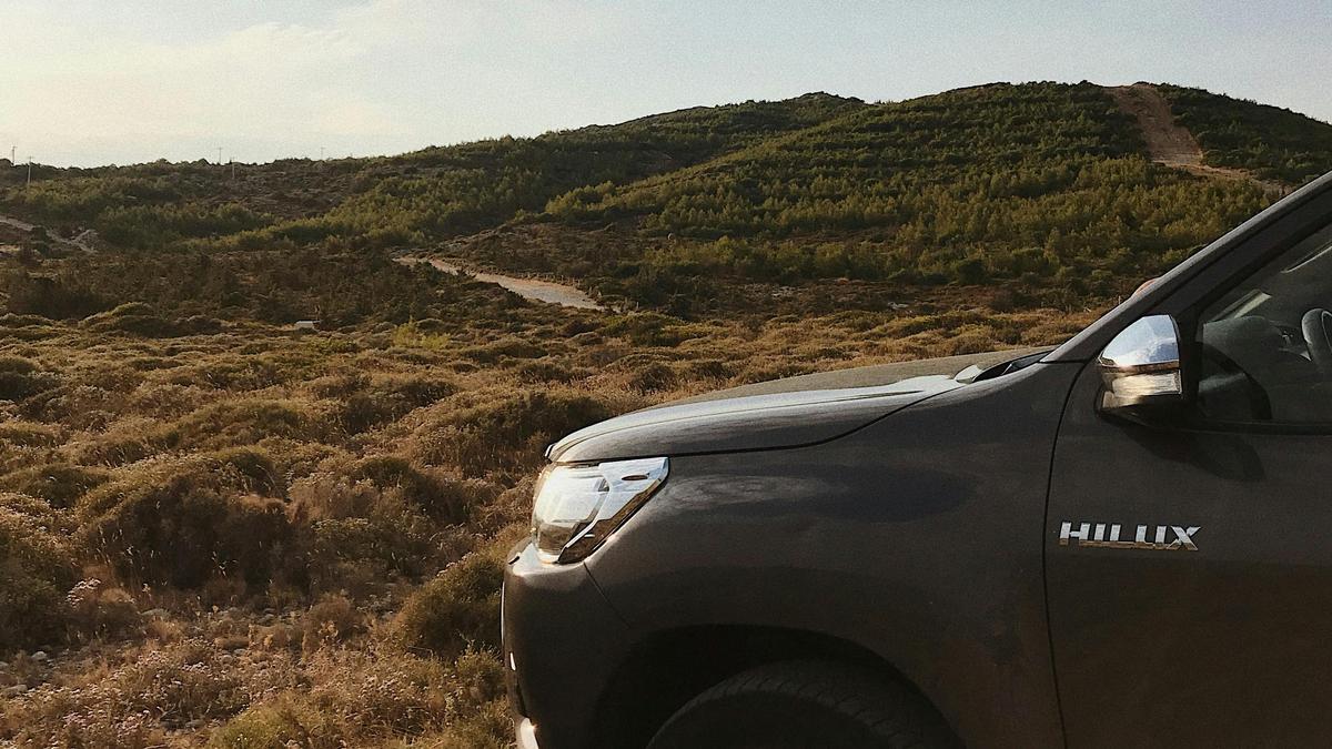 Toyota Hilux в степи Toyota Hilux в степи