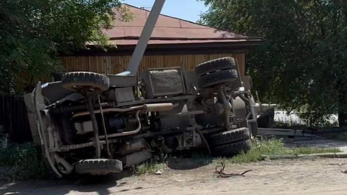 Грузовик упал на бок Грузовик упал на бок