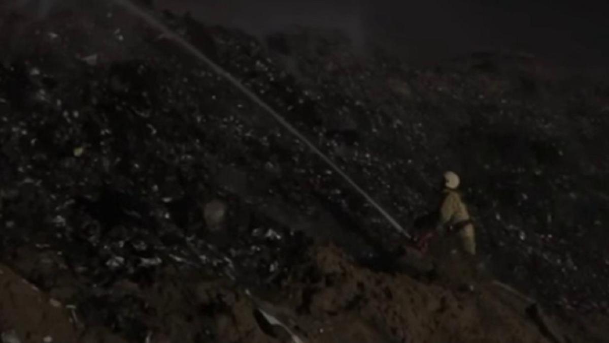 Пожарные тушат пожар