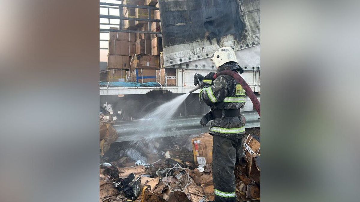 Пожарный тушит грузовик с товаром