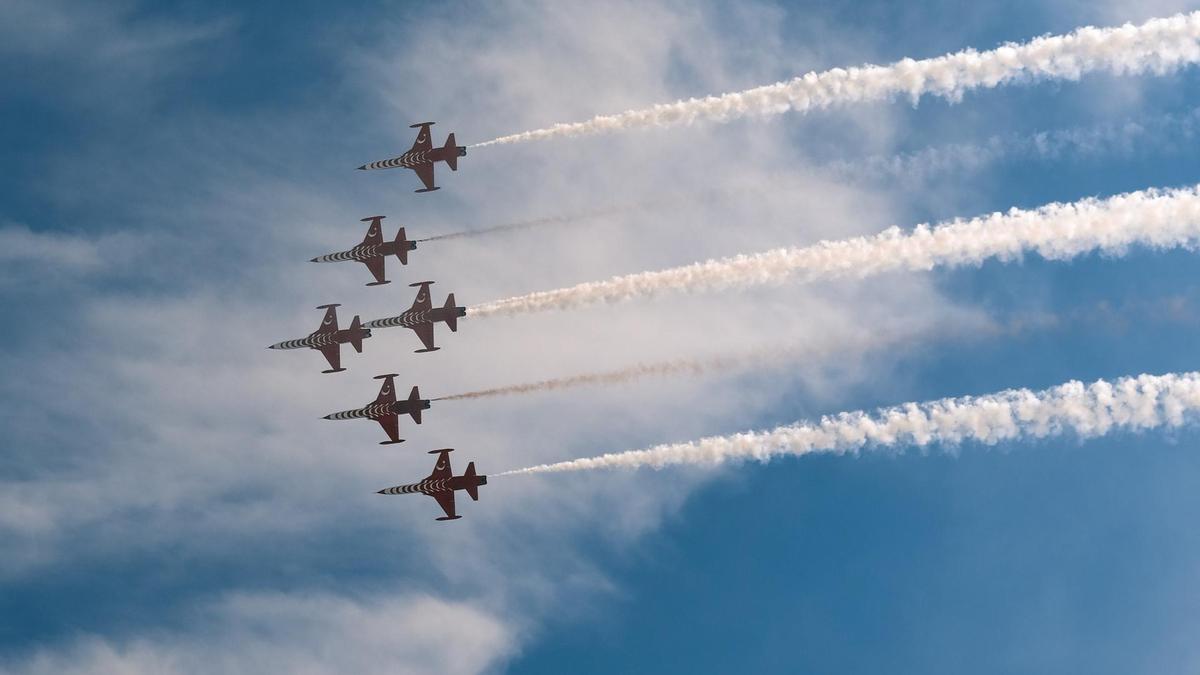 Несколько военных самолетов в небе