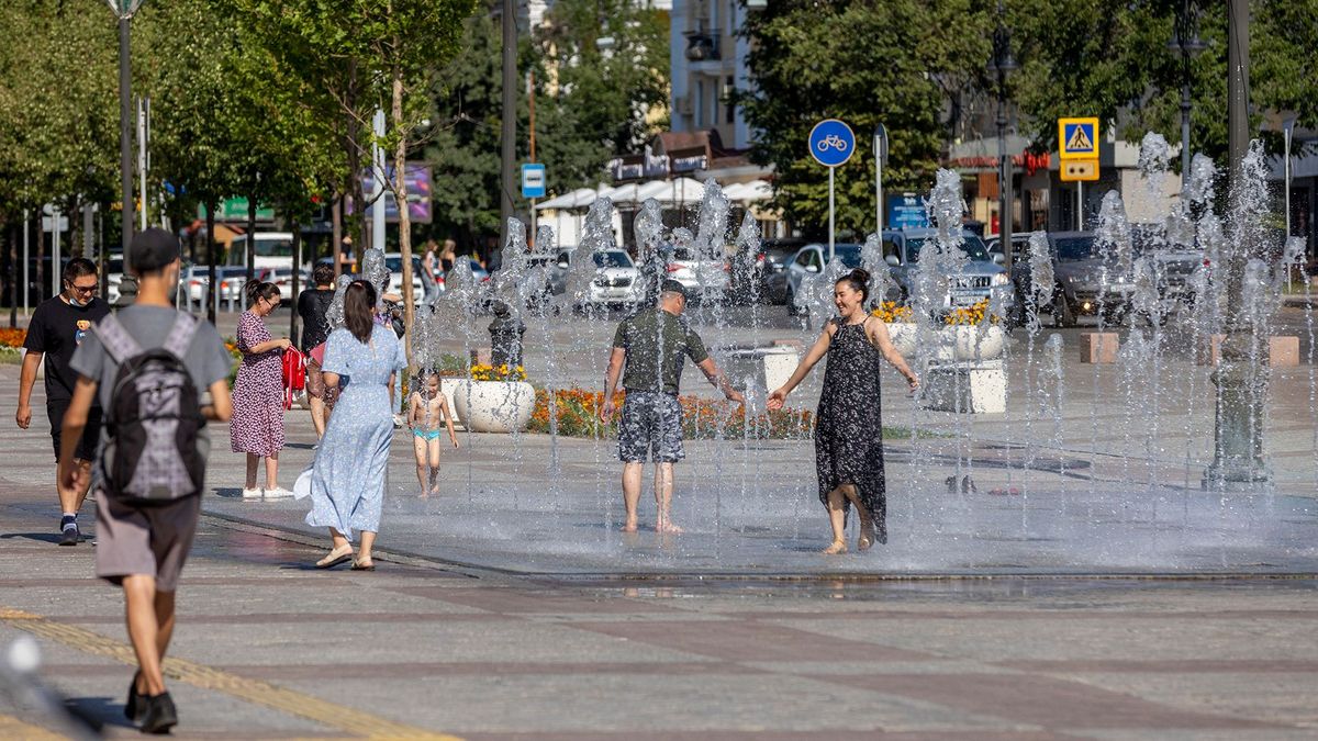 Люди купаются в фонтане