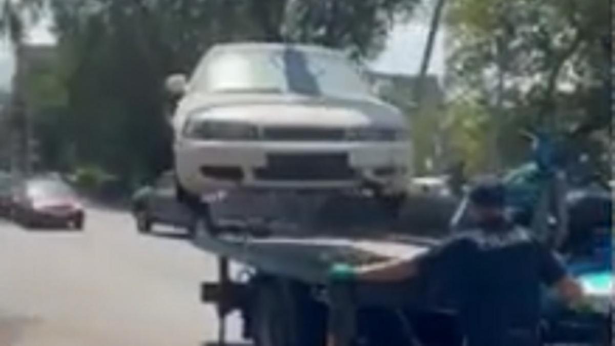 Эвакуатор забирает автомобиль