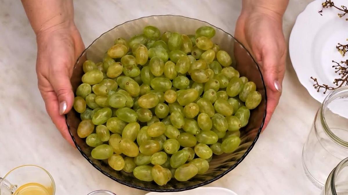 Подготовленный для маринования виноград
