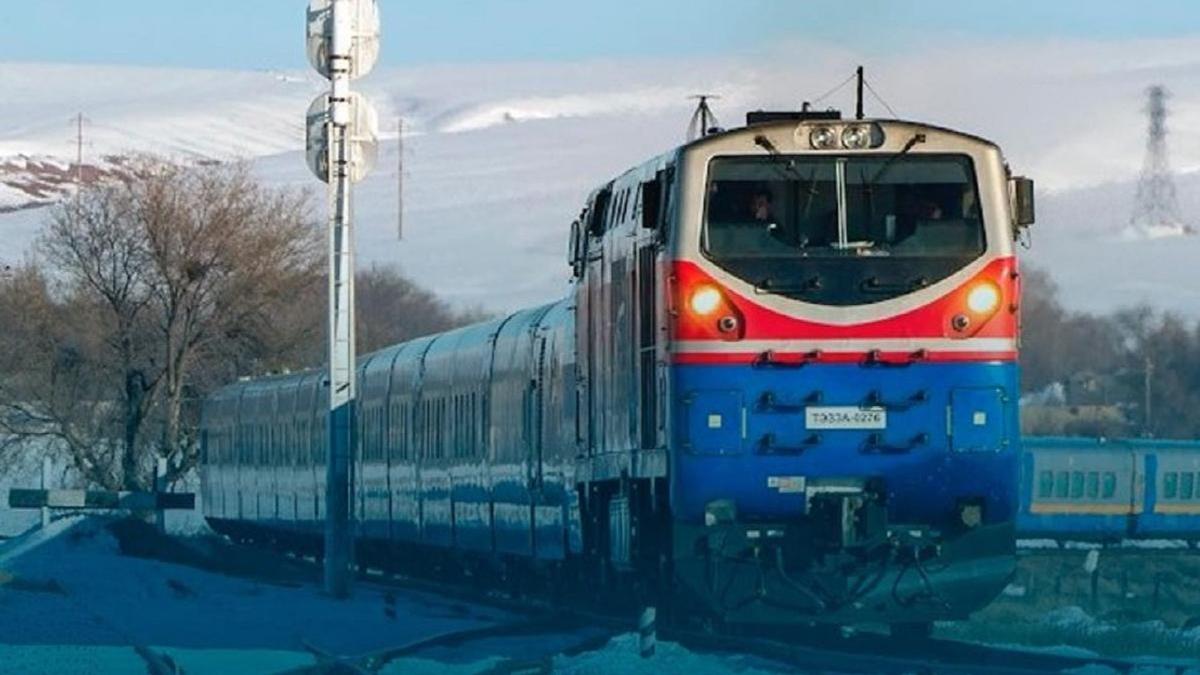 Поезд едет по рельсам зимой