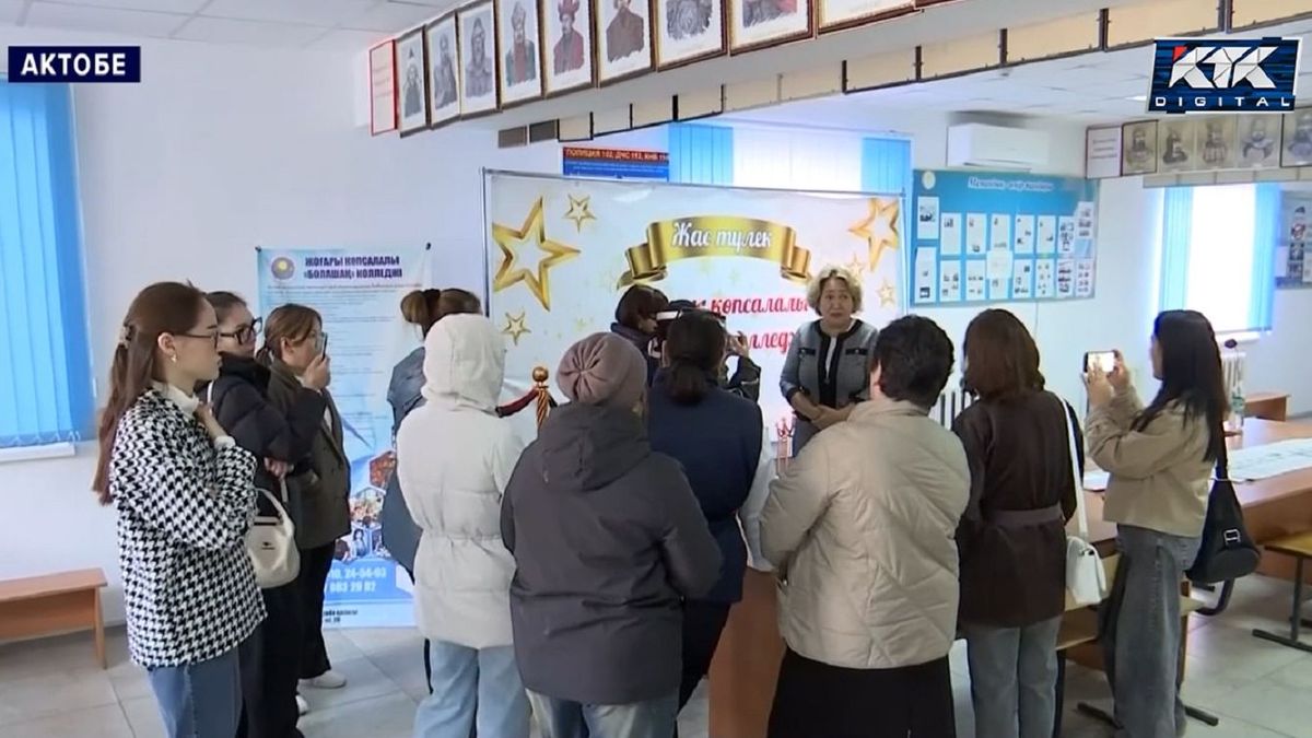 Учащиеся и руководство колледжа в Актобе
