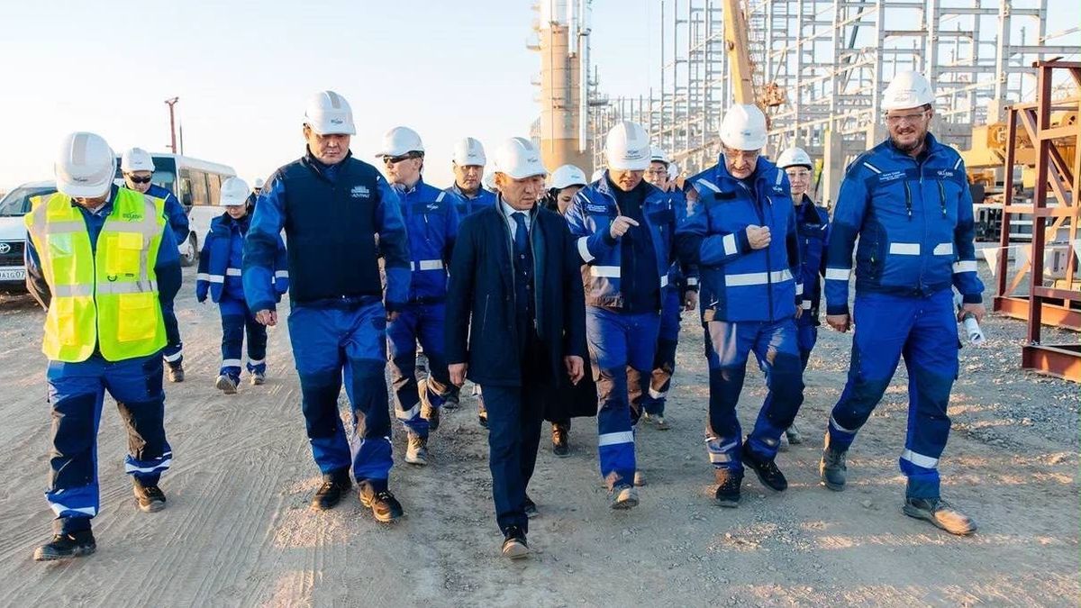 Болат Акчулаков ознакомился с ходом строительства завода
