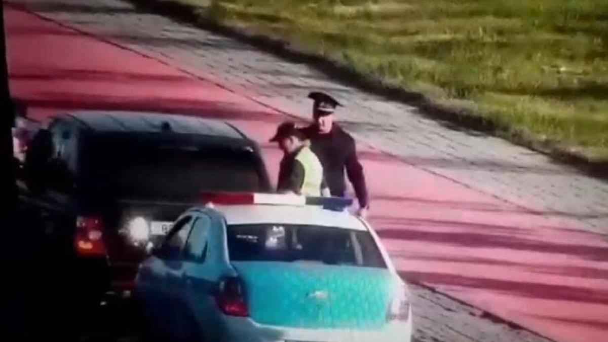 Полицей мен көлік жүргізушісі Полицей мен көлік жүргізушісі
