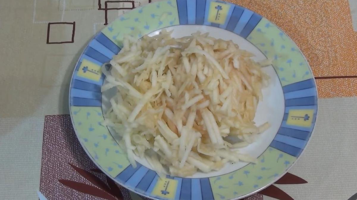 Яблоко натерто на крупной терке