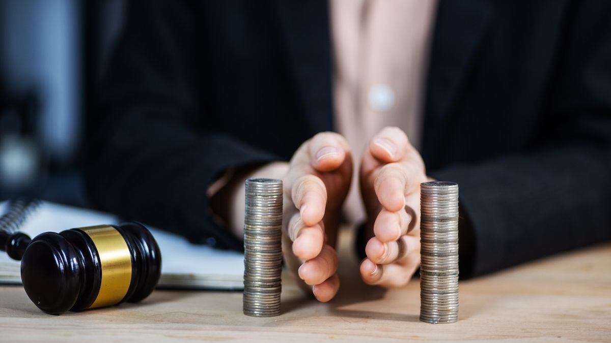 Судья разделяет столбики монет
