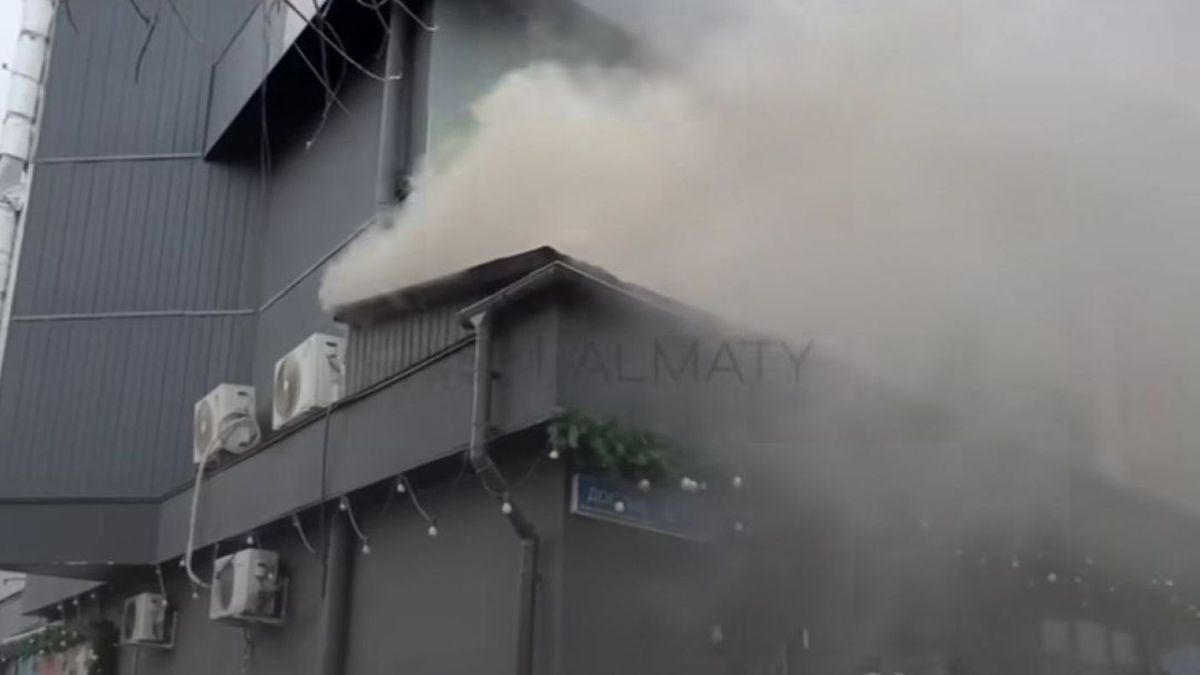 Дым на крыше кафе в Алматы