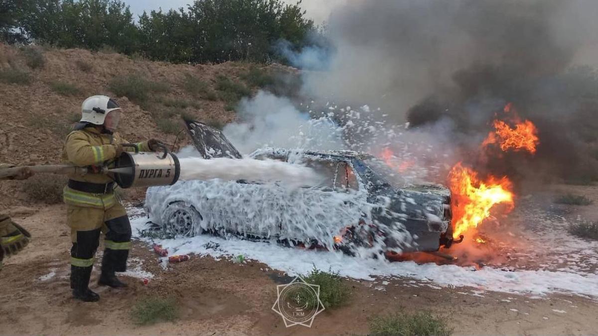 Тушат автомобиль в Шымкенте