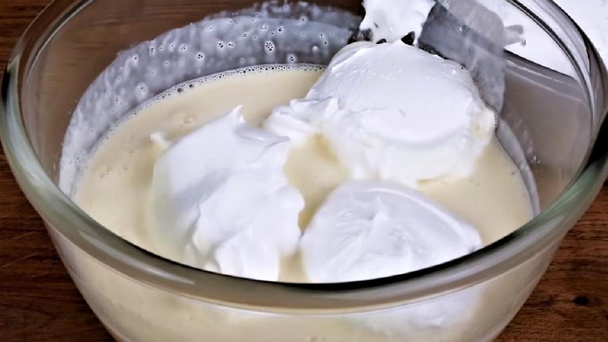 Взбитые белки в желтковой массе