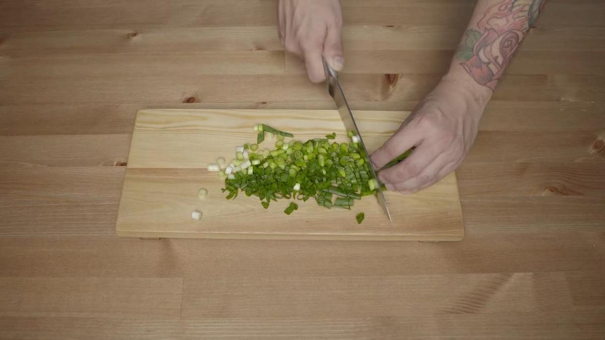 Лук нарезается мелко