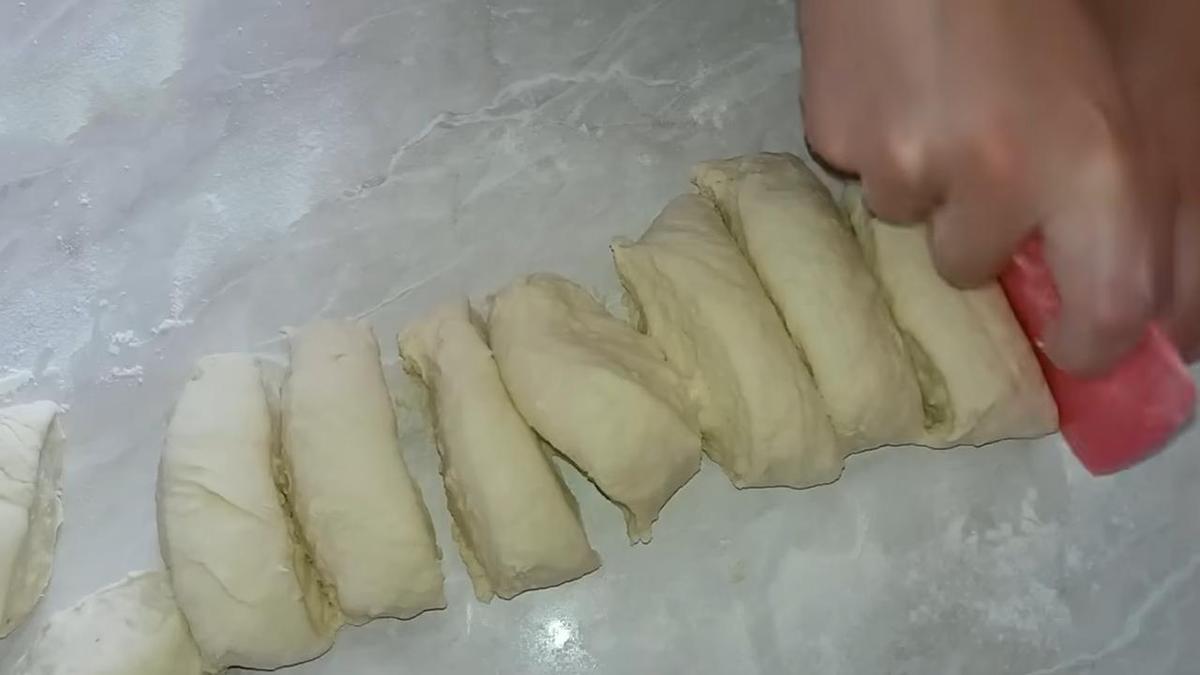 На столе делят тесто на части