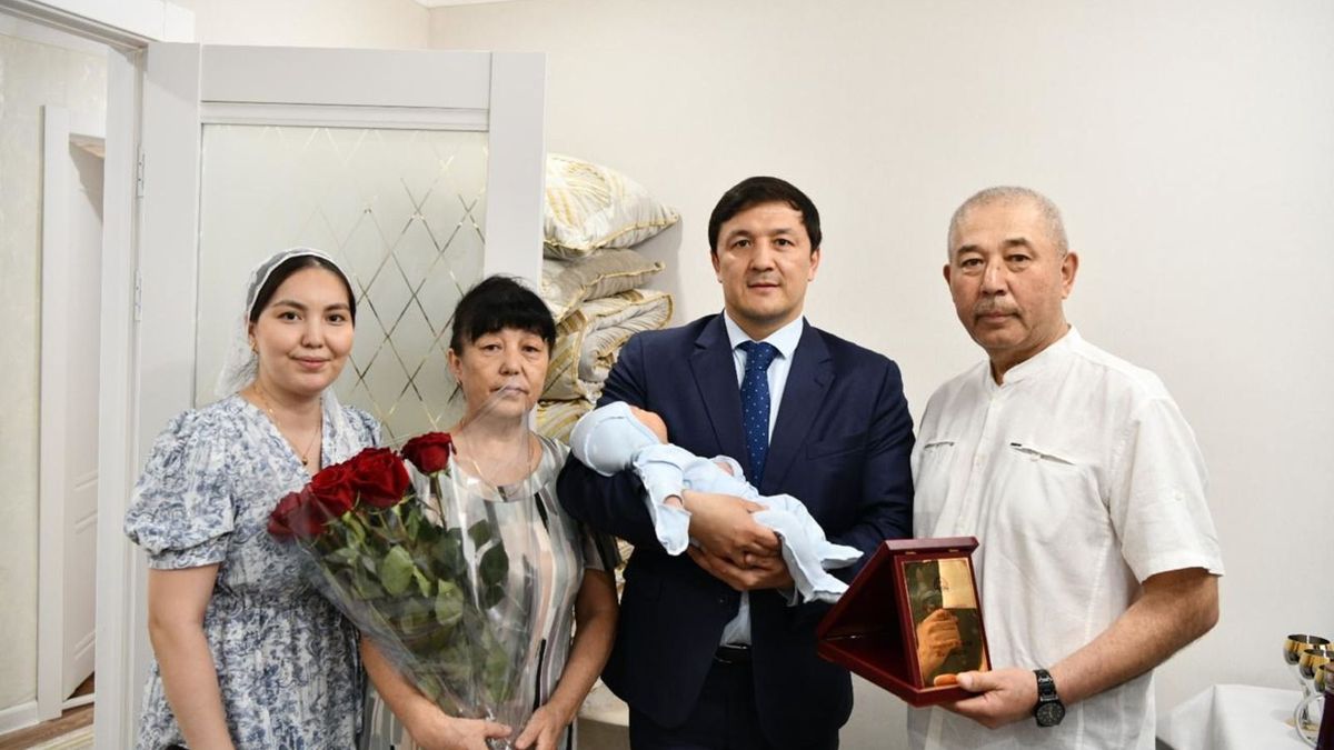 Азамат Бекет поздравил юбилейного жителя