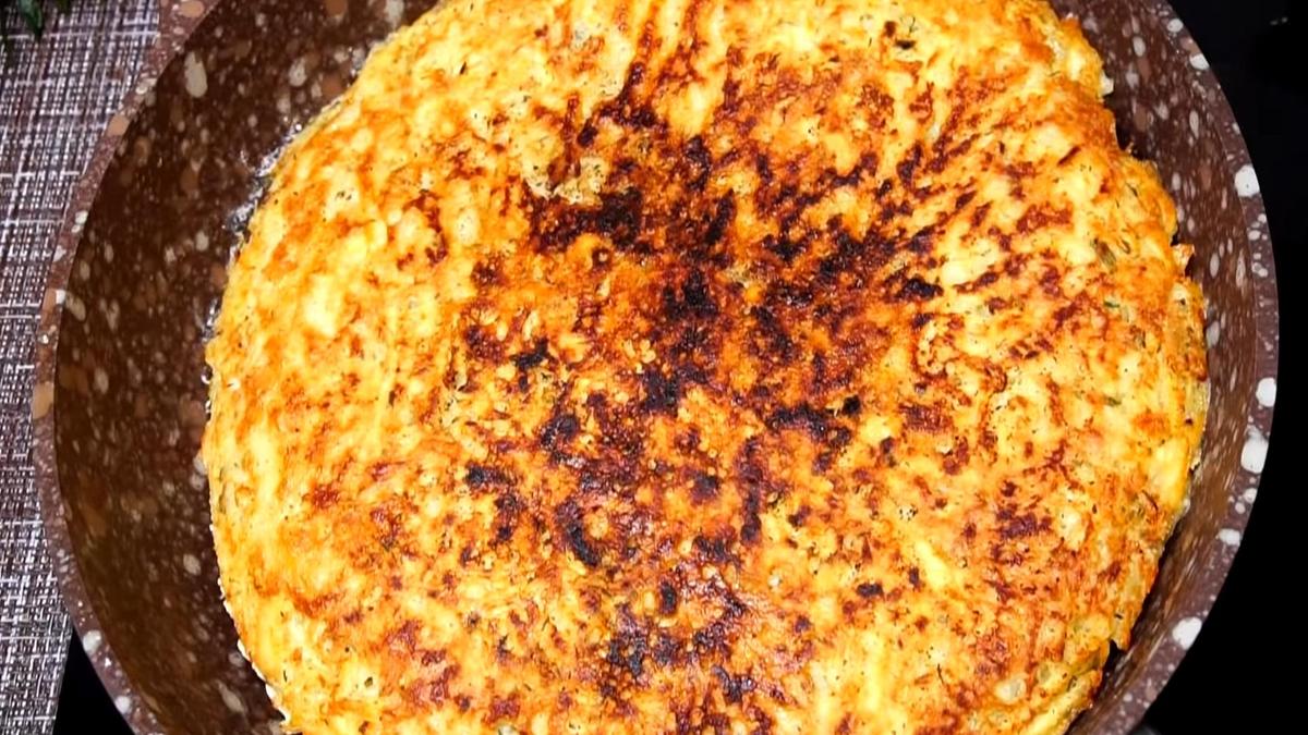 На сковороде обжаренный картофельный пирог