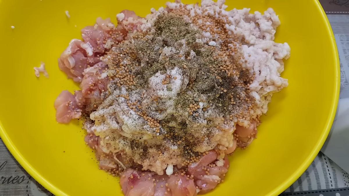 В миске измельченное мясо курицы со специями