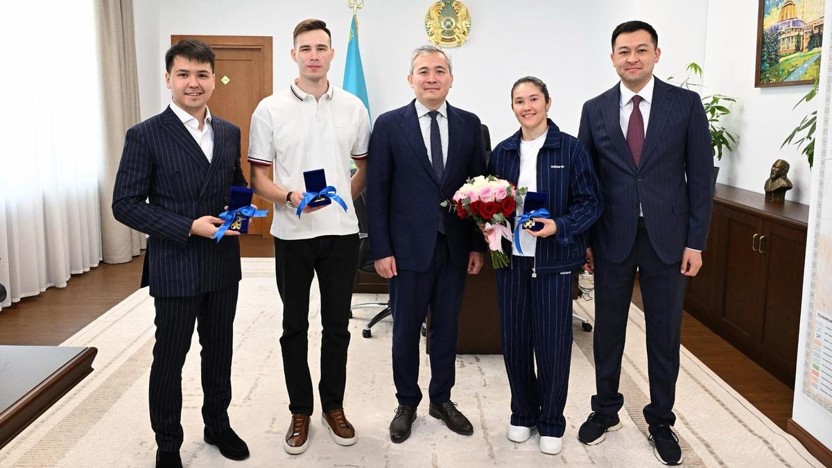 Олимпиада жүлдегерлеріне жаңа пәтердің кілті табысталған сәт Олимпиада жүлдегерлеріне жаңа пәтердің кілті табысталған сәт