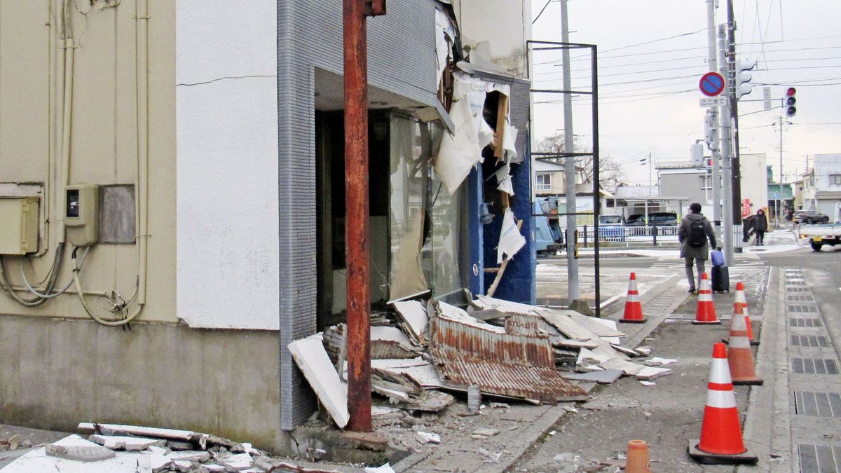 Разрушения после землетрясения в Японии