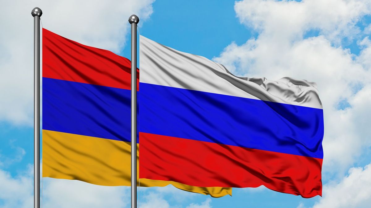 Флаги Армении и России