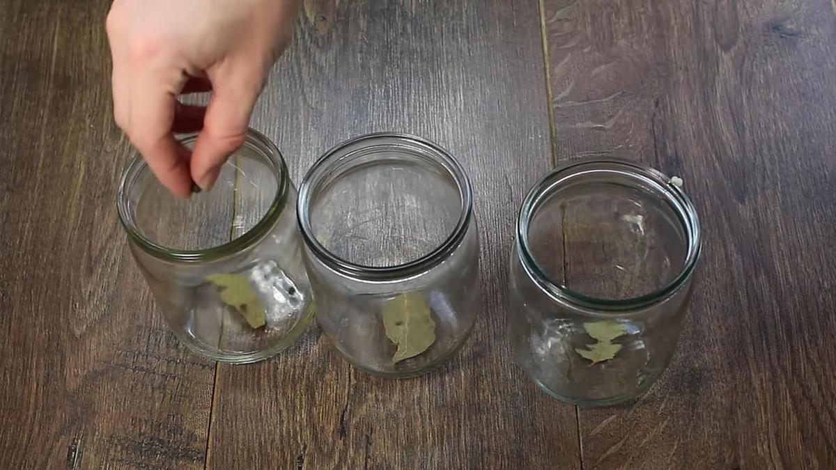 В стеклянные банки раскладывают специи