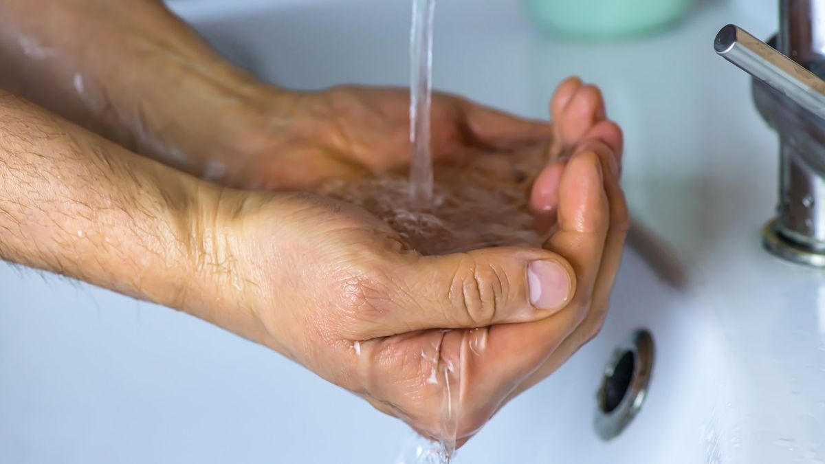 Мужчина моет руки