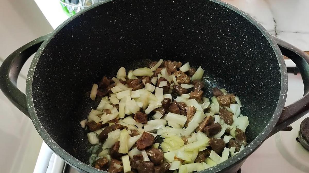 Обжаривание мяса с луком