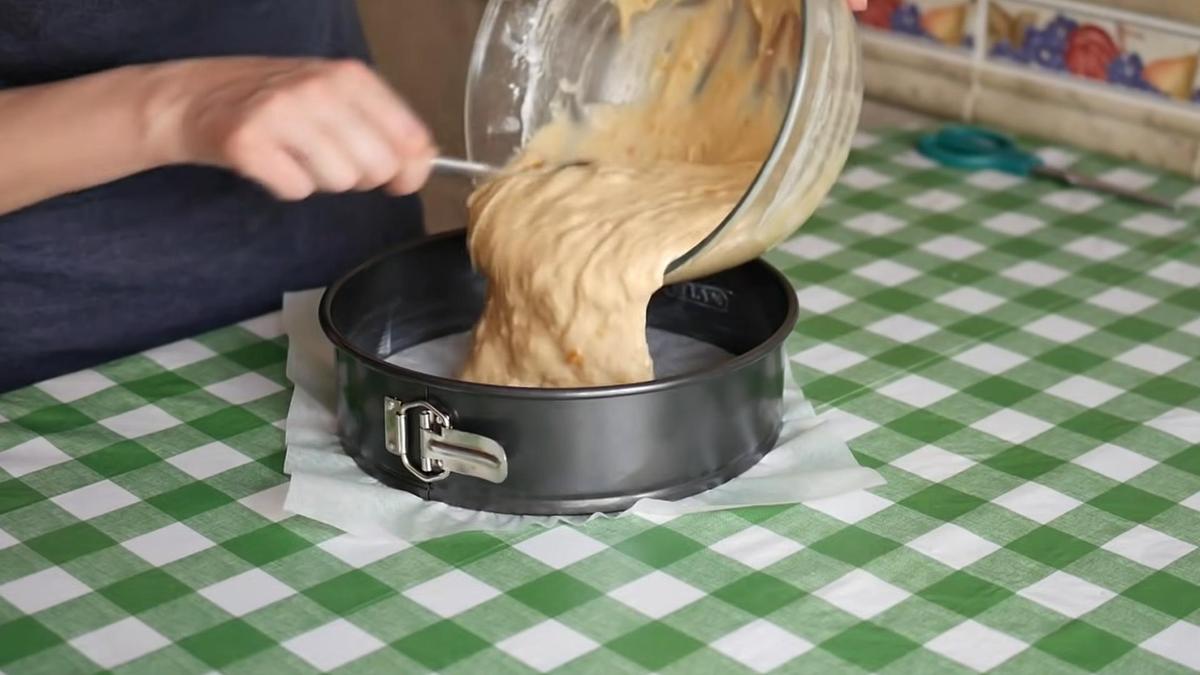 Тесто переливают из стеклянной миски в разъемную форму для выпекания