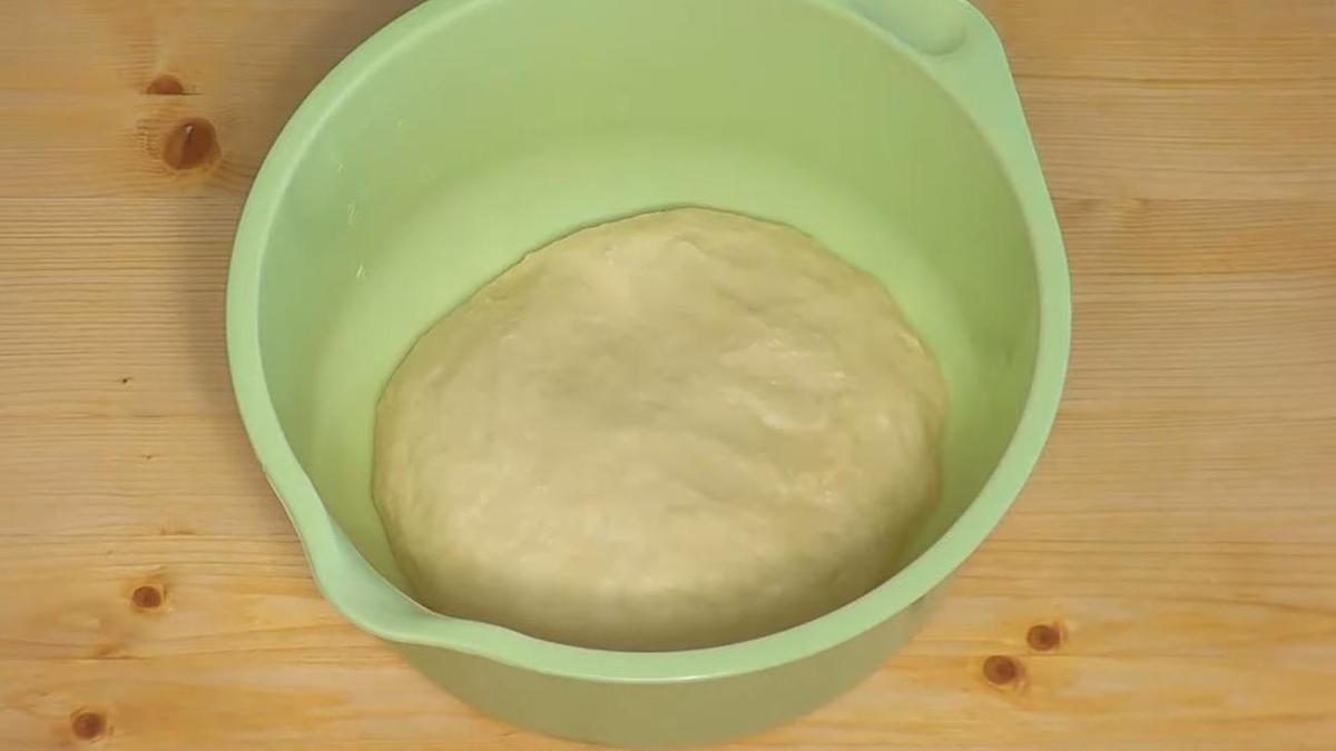 Замешенное тесто в миске