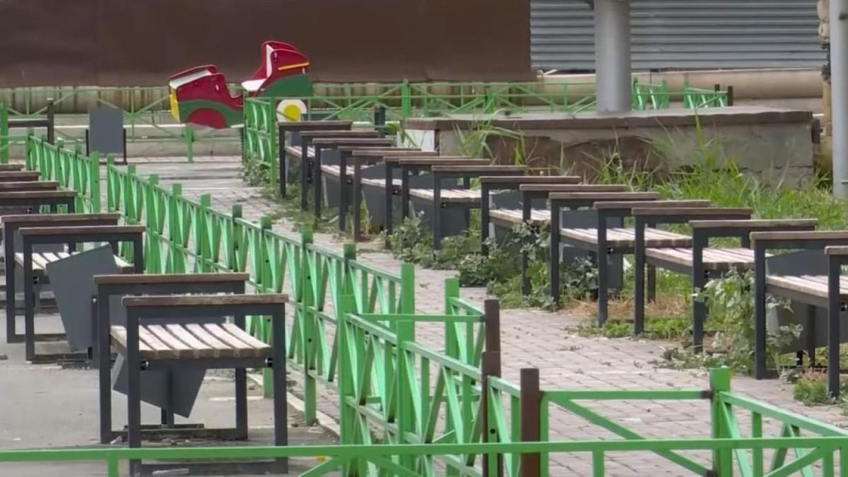 Множество скамеек установили в одном дворе в Атырау