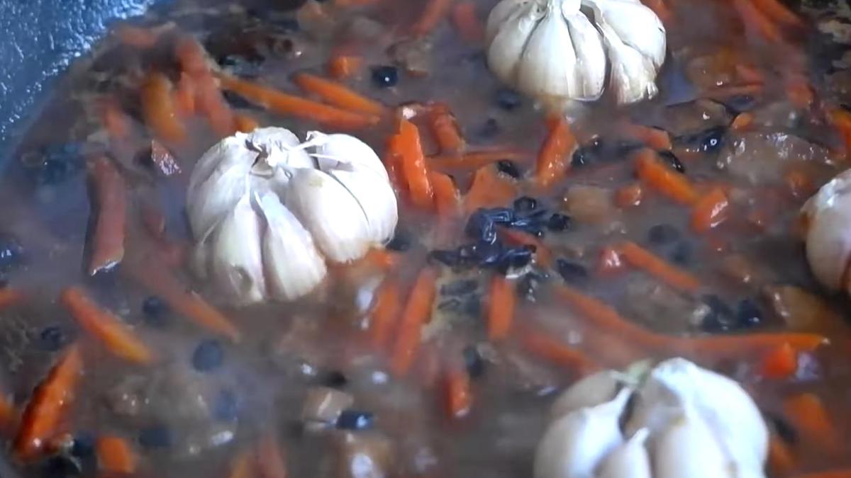 Головки чеснока с бараниной и морковью