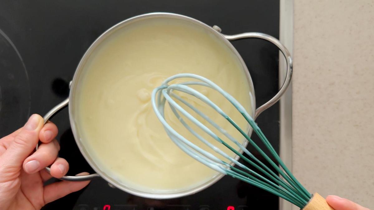 В кастрюле нагревают ингредиенты, помешивая венчиком