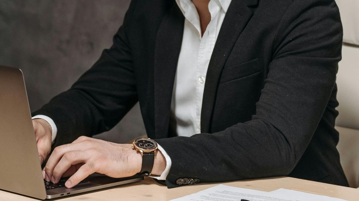 Мужчина в костюме за ноутбуком