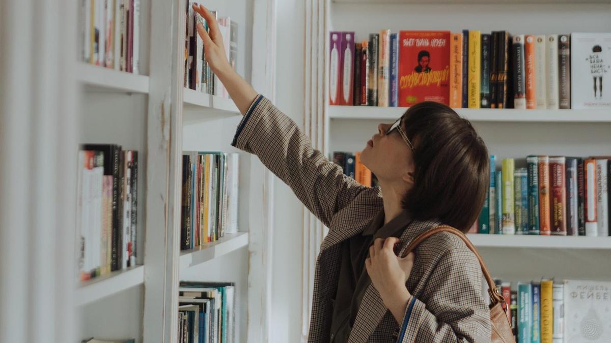 Студент кітап қарап тұр Студент кітап қарап тұр