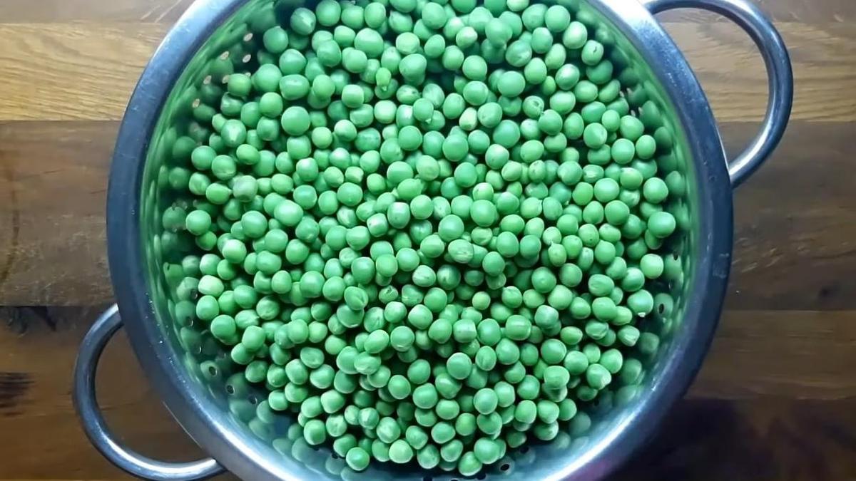 Подготовленный к консервированию горошек