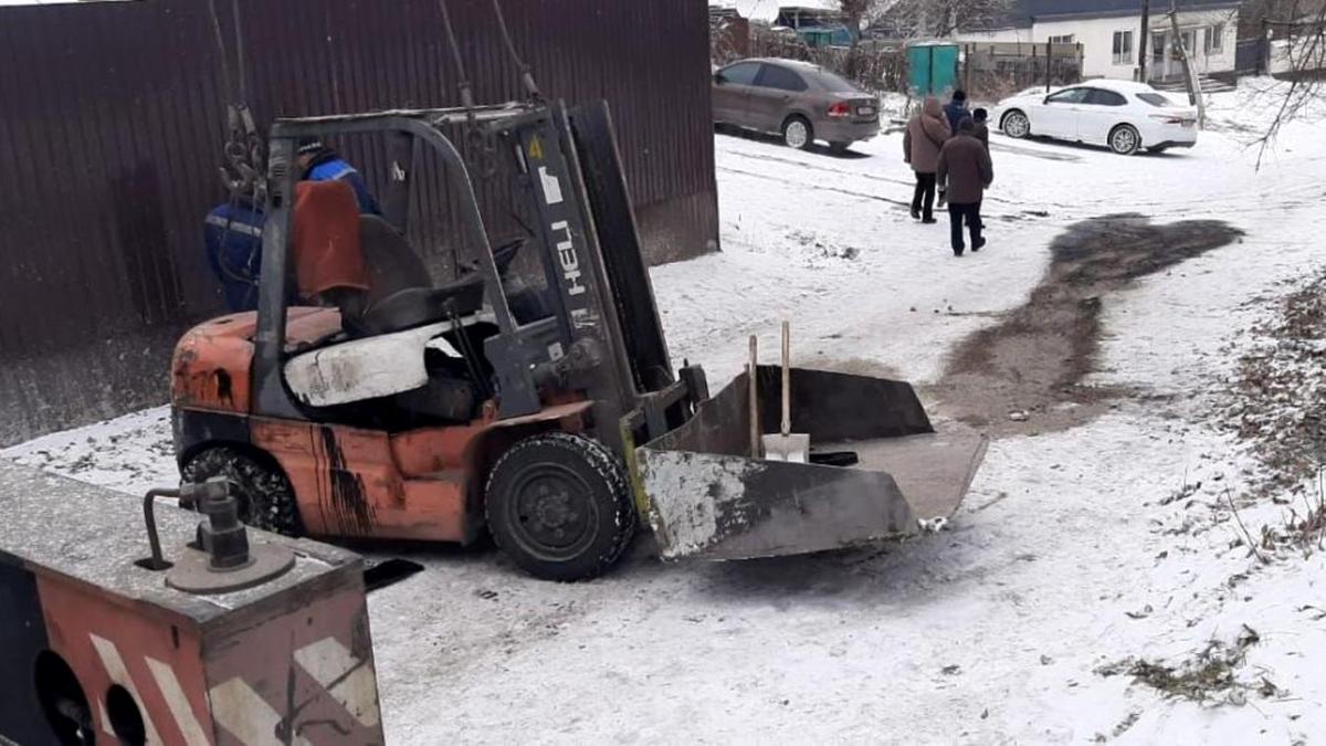 Погрузчик припаркован на заснеженной тропе