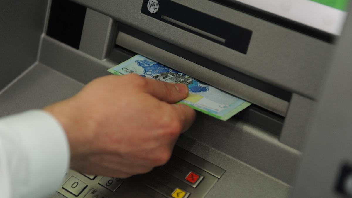 Банкомат выдает деньги