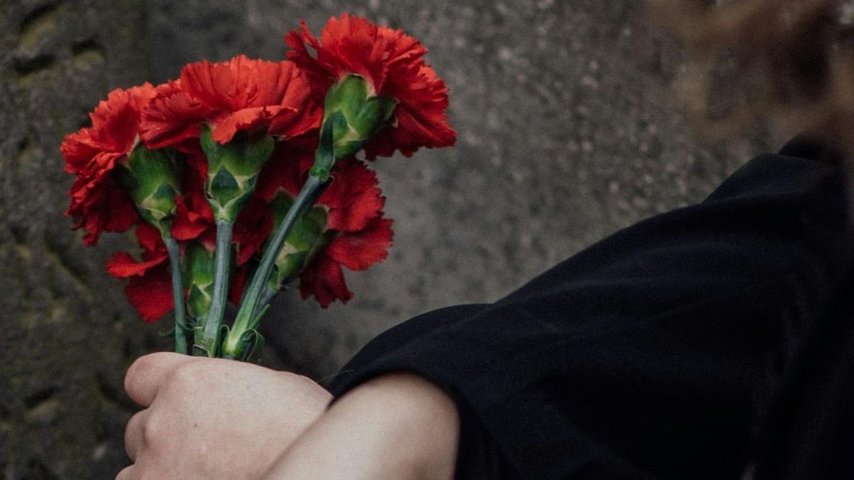 Девушка у памятника