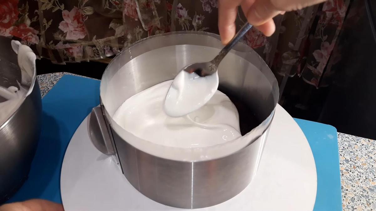 Крем ложкой выкладывают на корж в формовочном кольце