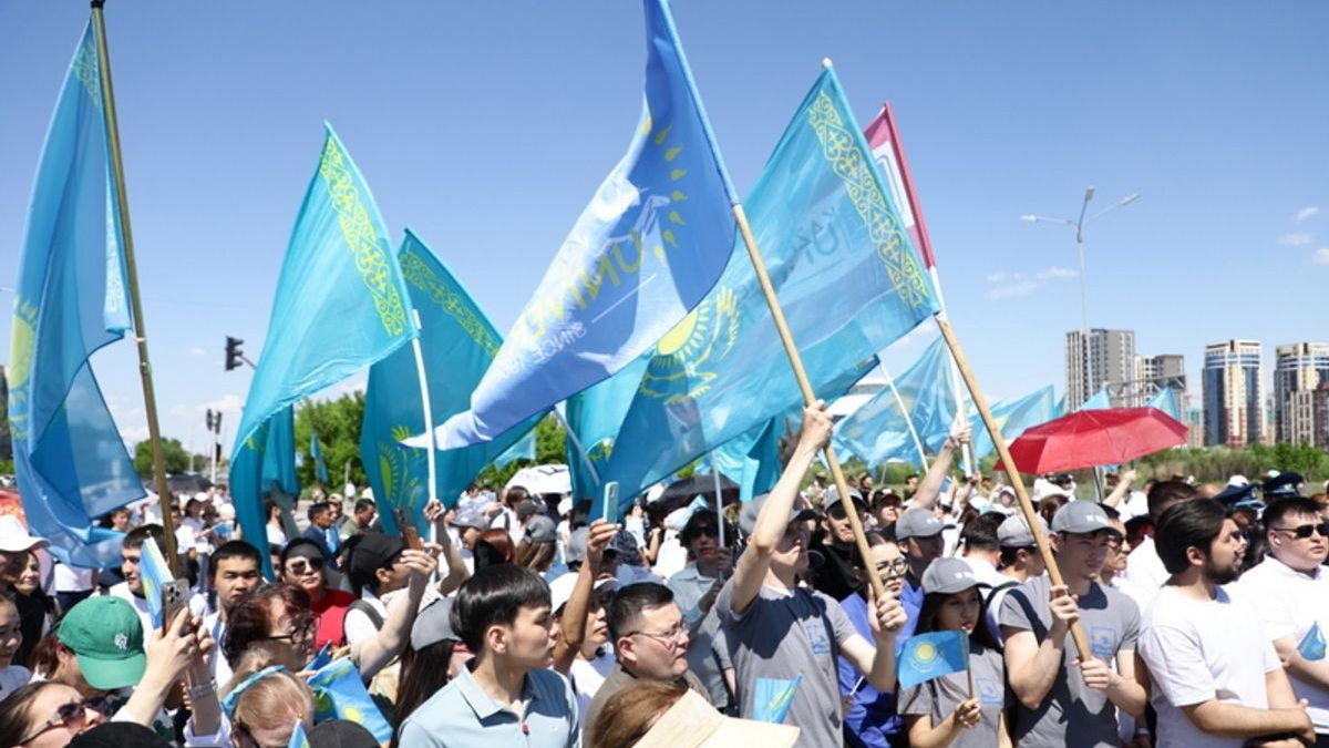 Молодежь с флагами