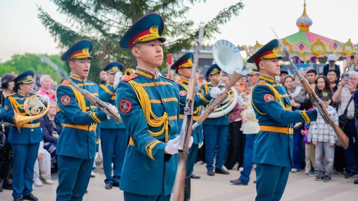 Оркестр Национальной гвардии выступает на столичном Арбате в честь 7 мая
