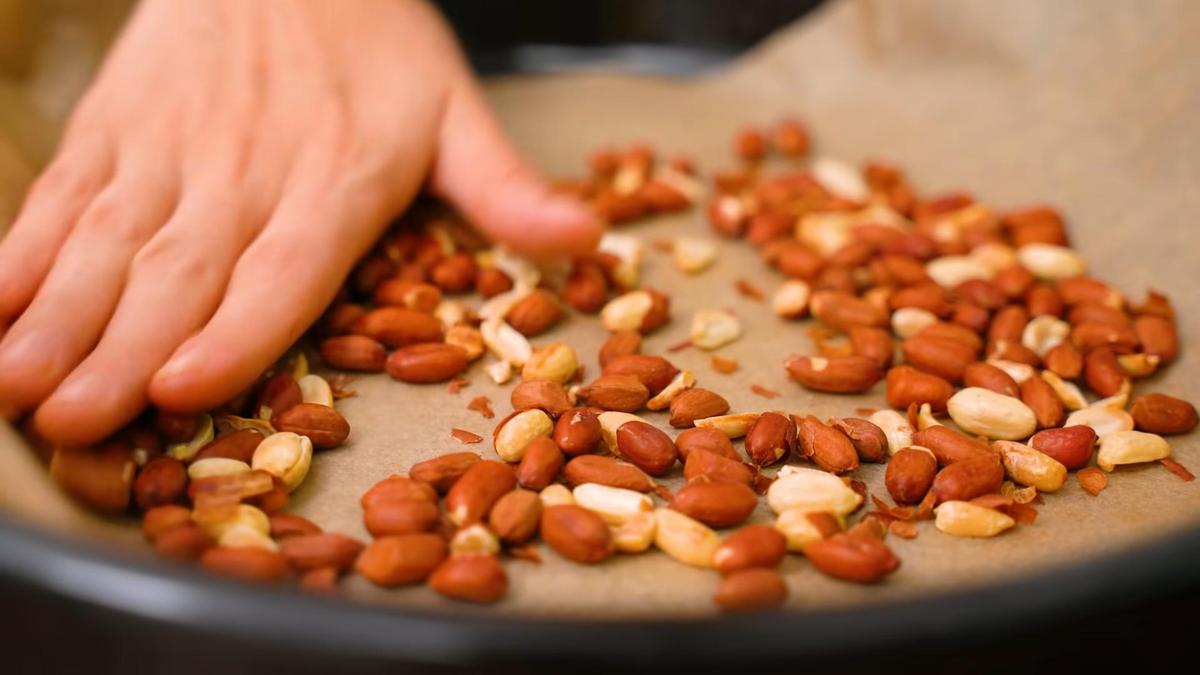 Свежий арахис на застеленном пергаментом противне