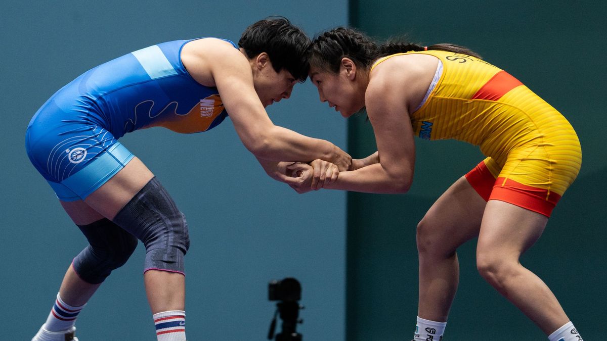 Эльмира Сыздыкова (в желтом)