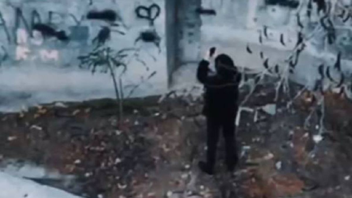 Подозреваемый мужчина на месте преступления